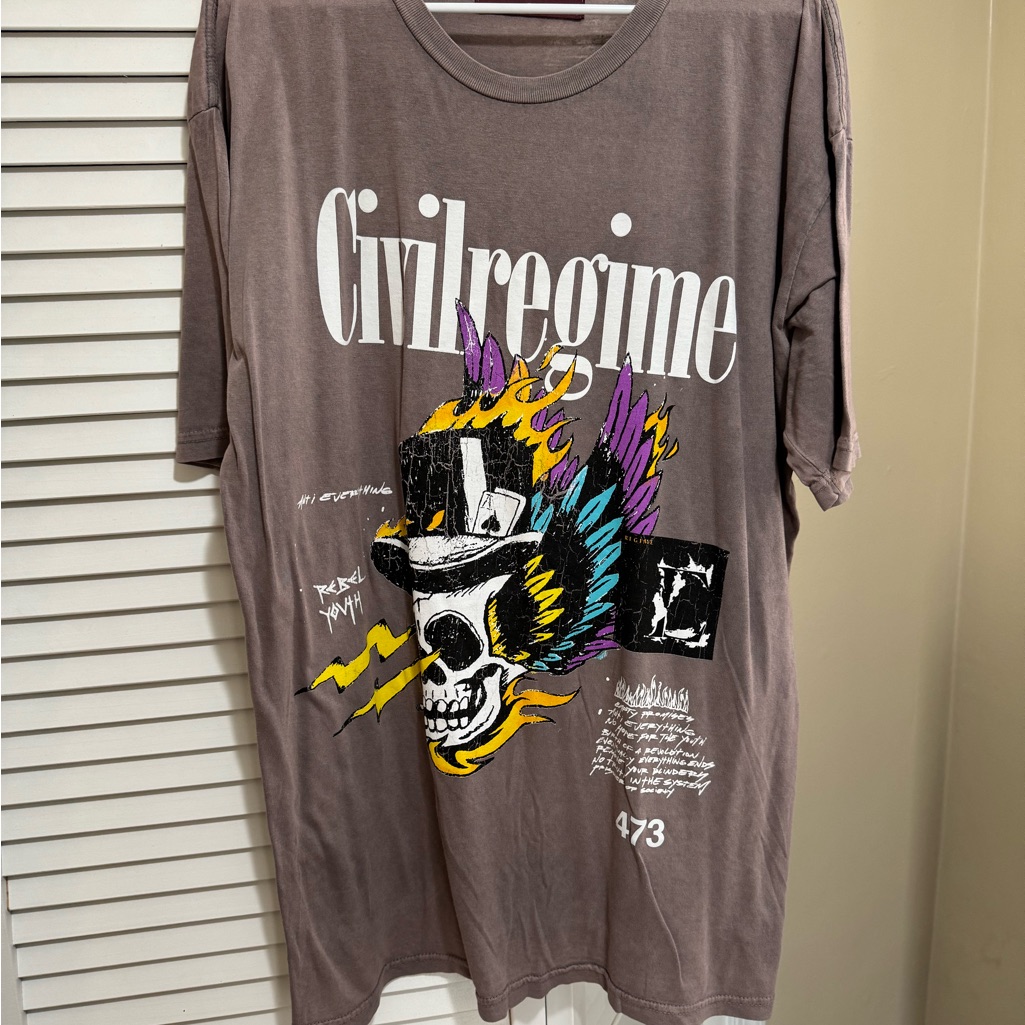 Brown Short Sleeve Tee With Dynamic Graphic Design